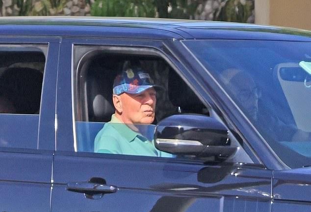 70-летний актер, ограничивший публичные появления из-за деменции, выглядел расслабленным, сидя на переднем сиденье черного внедорожника, замеченного в Студио Сити.