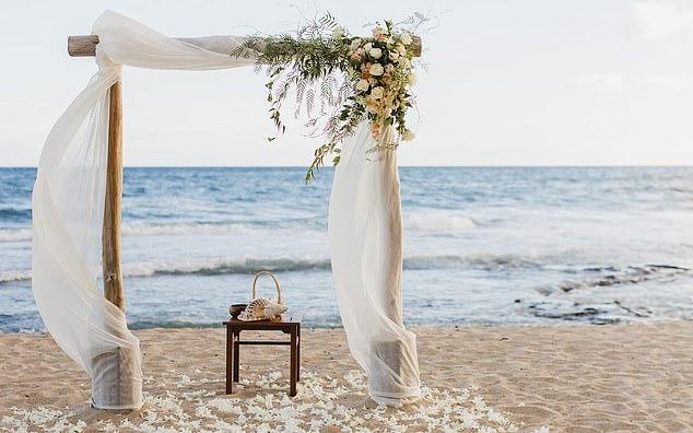 По словам близких к паре источников, гавайский курорт Four Seasons Hualalai возглавляет список потенциальных мест для свадьбы.