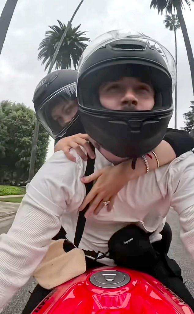 В видео Бруклин поклялся в непоколебимой верности Николе, 30, дочери миллиардера Нельсона Пельтца