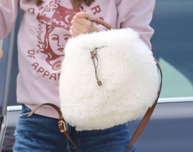 Подростка также заметили с дорогой сумкой Marc Jacobs (200-300$) всего за несколько дней до этого.