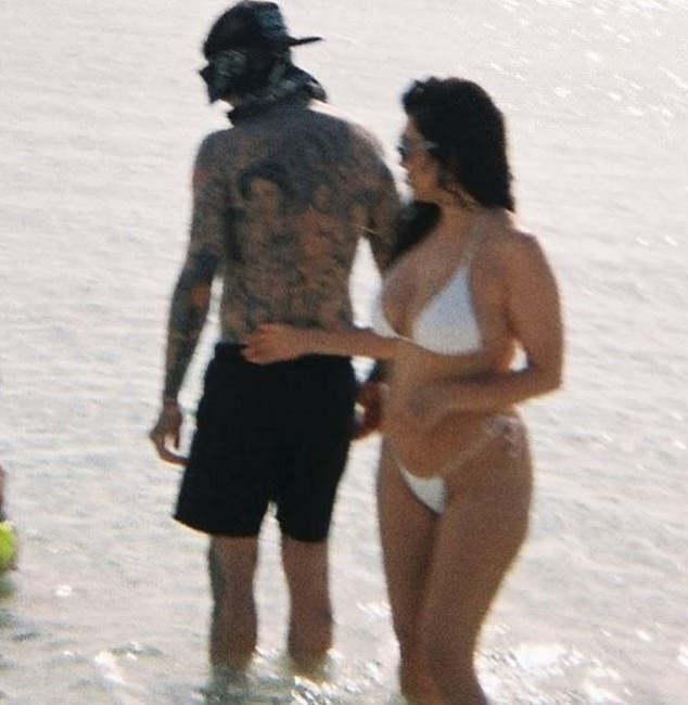 Бывшая звезда KUWTK выложила в фото: сексуальное селфи в бикини и жизнь с мужем Трэвисом Баркером (49).