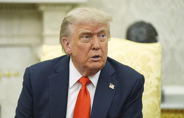 Конфликт вспыхнул быстро: Маск назвал законопроект "мерзостью", Трамп пригрозил разорвать контракты, Маск обвинил его в связях с Эпштейном.