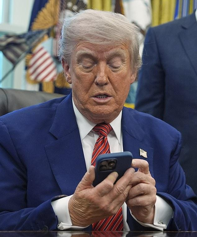 В четверг онлайн вспыхнул конфликт, после того как Трамп на пресс-конференции выразил 'глубокое разочарование' в Маске.