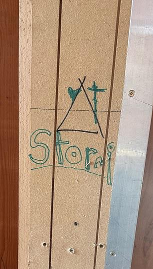 Дочь Кайли Дженнер нарисовала на стене: "Stormi", сердечко и знак, похожий на крест.