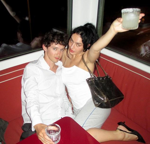 Charli XCX (32) нежно поздравила австралийского певца Troye Sivan (30) с днем рождения во время их выступления на Primavera Sound в Барселоне.