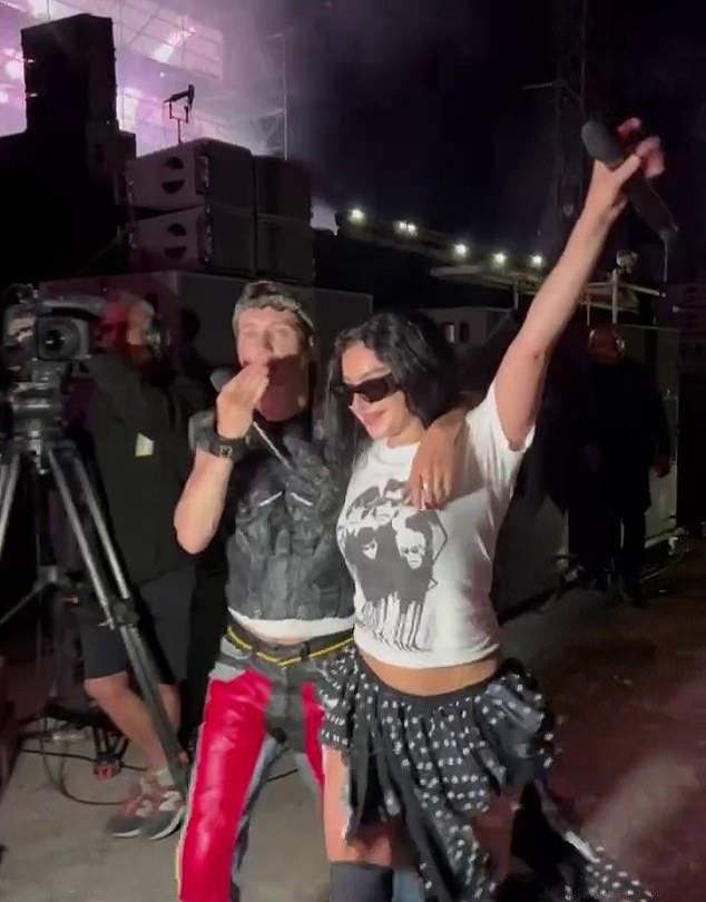 На переполненном фестивале фанаты кричали от восторга, когда Charli и Troye вместе выступили на сцене.