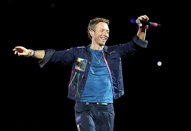 Исполнитель хита "Fix You" обратился к звезде, пропев: "О Селин, прекрасная сестра! Ты заставляешь мое сердце продолжать биться"; в пятницу в Лас-Вегасе.