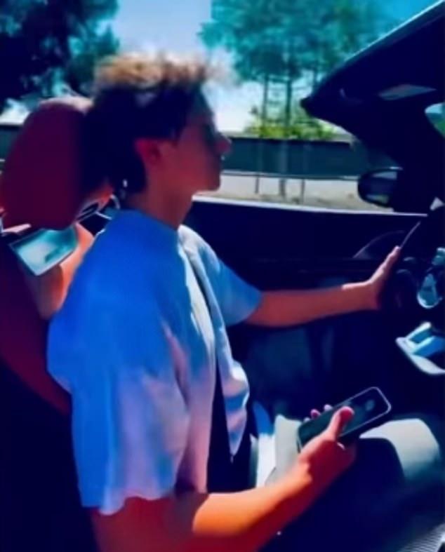 Бритни Спирс подверглась критике за видео, на котором ее сын Джейден пользуется телефоном за рулем