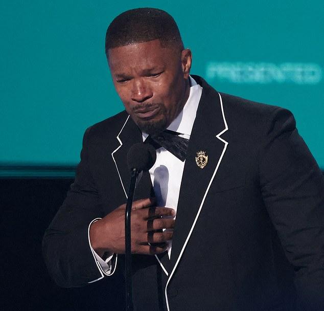 На BET Awards в Лос-Анджелесе 57-летний Джейми Фокс заплакал, получив Ultima Icon Award, произнеся: "Бог благ".