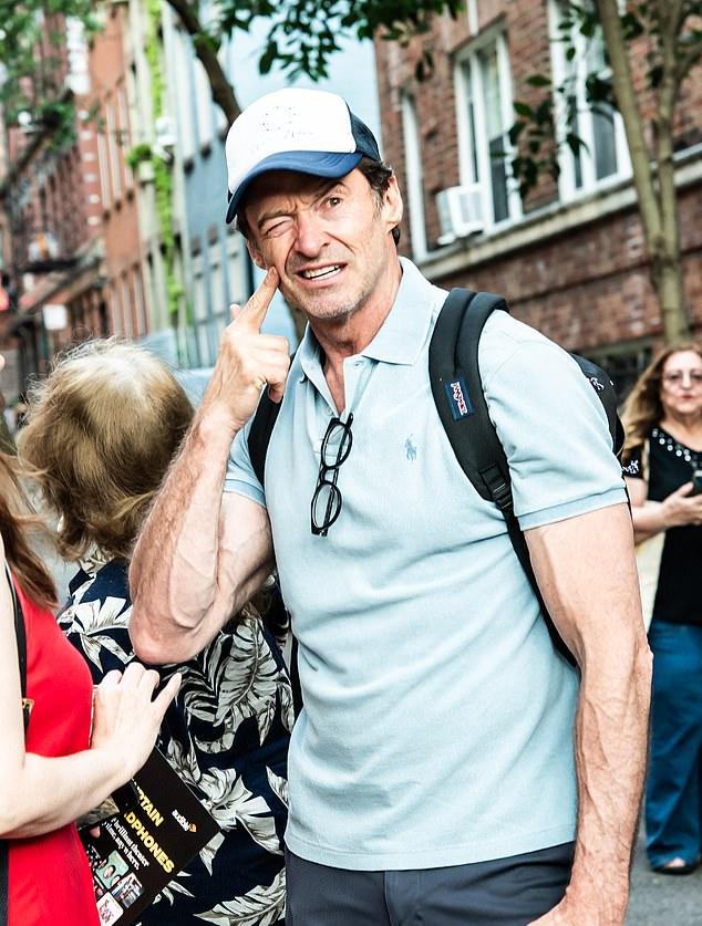 он поприветствовал фанатов и отправился домой на велосипеде.