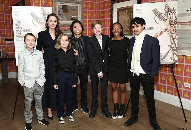 Захара и Мэддокс Джоли-Питт на редкой прогулке на фоне семейной драмы с Брэдом Питтом