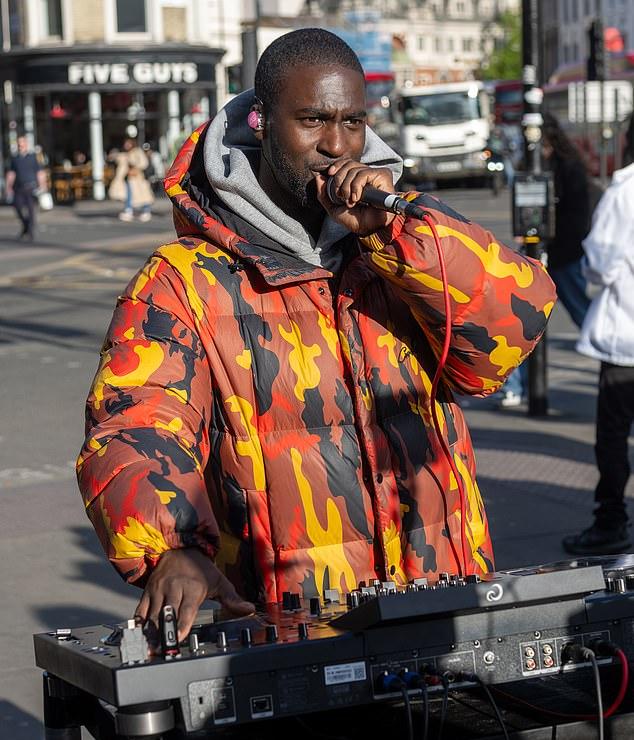 DJ AG (на фото) быстро прославился на музыкальной сцене и набрал более миллиона подписчиков в TikTok.