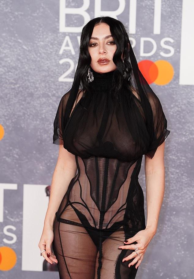 Отличная разминка для Raye и Charli перед 80-тысячной аудиторией Уэмбли, за неделю до Гластонбери.