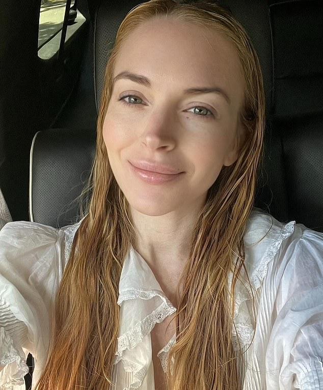 Она надела крестик и бриллиантовое колье для дневного выхода.
