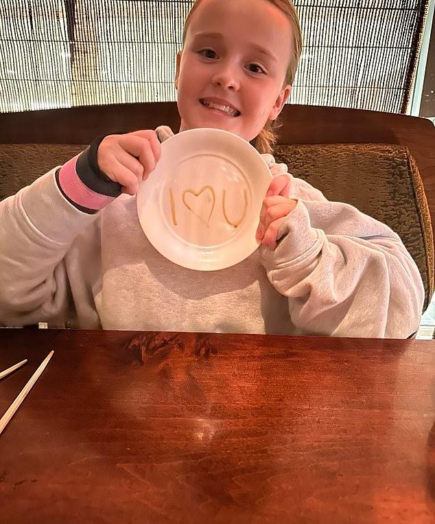 На шестом снимке Грейси показывала маленькую тарелку с надписью "I Heart U".