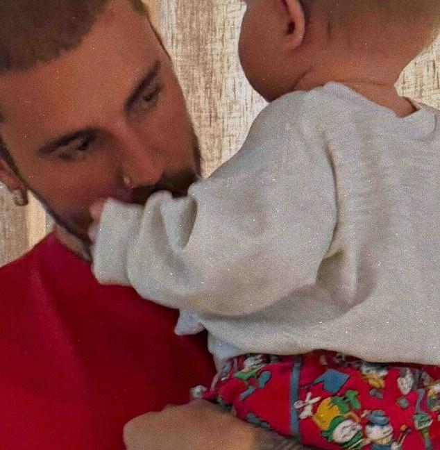 На одном из воскресных постов в Instagramе Джастин держит их сына.