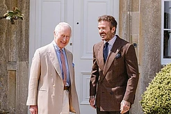 Дэвид Бекхэм с мамой и сестрой отметил получение рыцарского звания скромным ужином