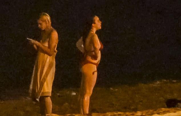 Билли Айлиш отправилась на ночное купание с друзьями в Барселоне в выходные