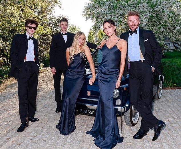 Семья Николы Пельтц обвинила Бекхэмов в скупости