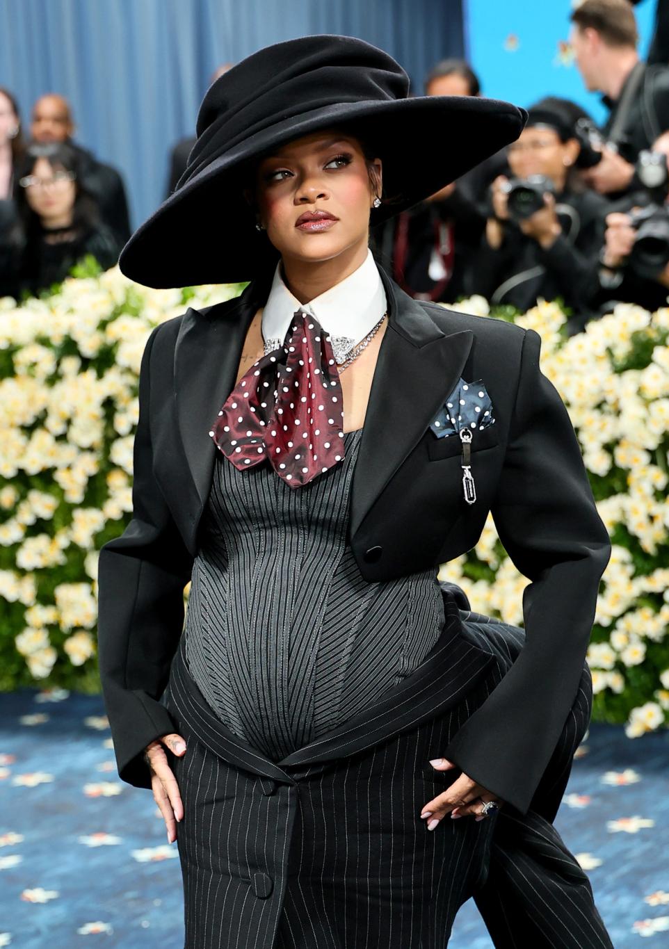 Рианна позирует на красной дорожке Met Gala 2025.
