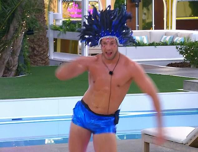 Культовый танец и карнавальный стиль Кертиса Притчарда в Love Island покорили зрительниц: сердца забились чаще от восторга.