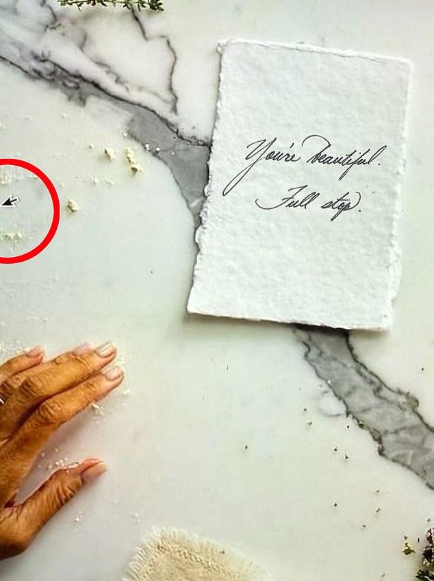 Но в ее посте в Instagram была крупная оплошность: на краю фото заметен черный курсор мыши.