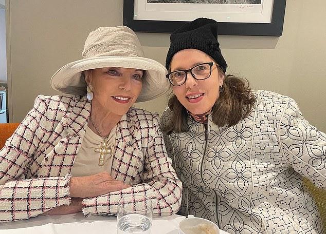 В честь 53-летия младшей дочери Кэти Дама Джоан выложила в Instagram ее редкое фото с трогательным посвящением.