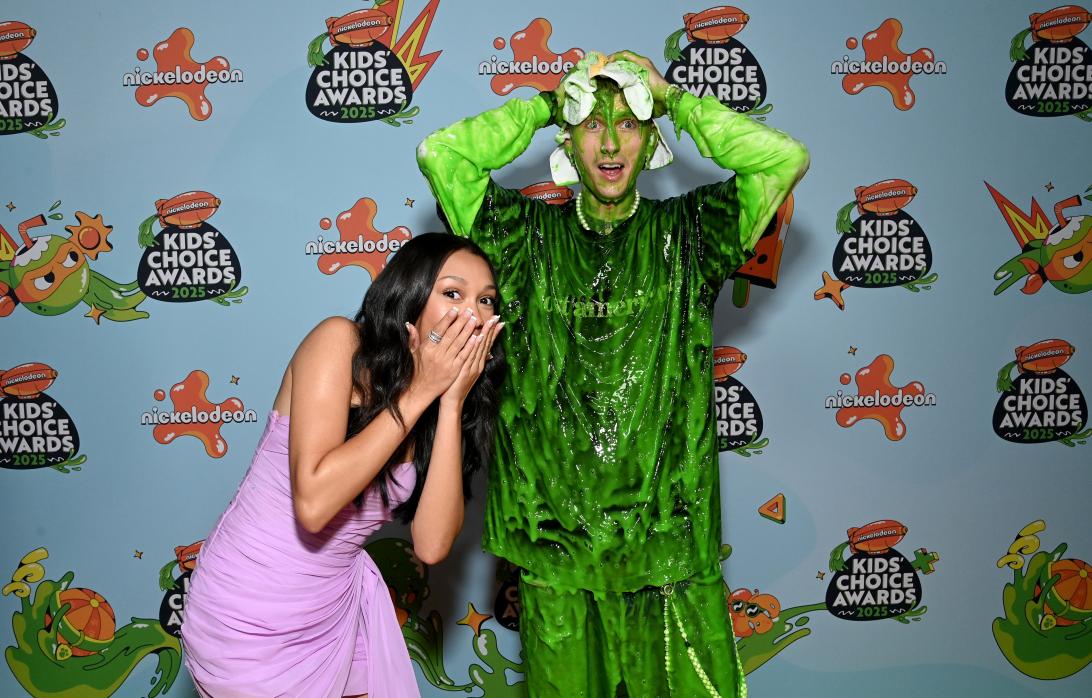 MGK появился со своей дочерью Кэйси на церемонии Nickelodeon Kids 2025 года.