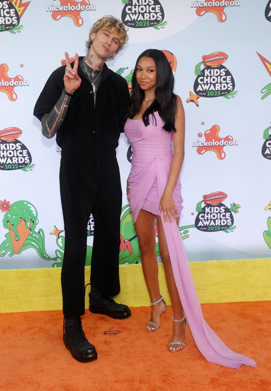 Машин Ган Келли вышел в свет со своей дочерью Кейси на Nickelodeon Kids 2025.