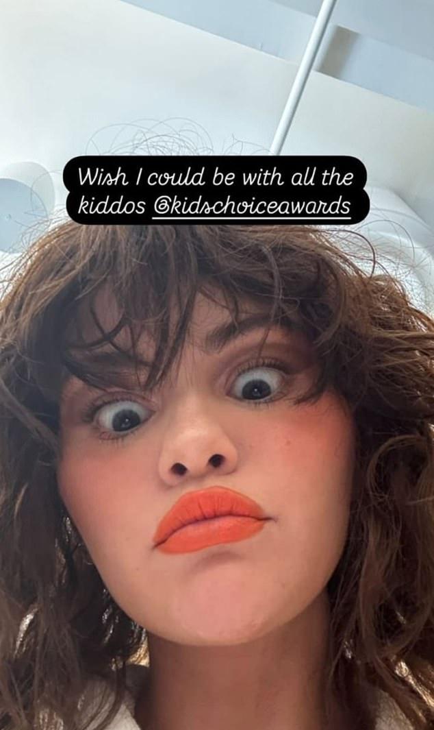 В Stories Instagram, она появилась с челкой и написала, что хотела бы быть со всеми "детками" на Kids' Choice Awards.