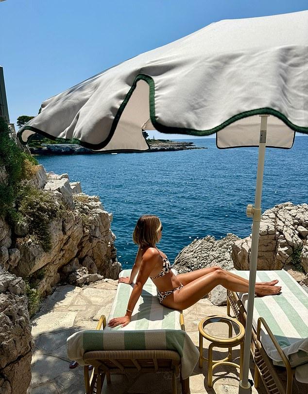 София Ричи поделилась в Instagram воскресными фото отдыха в бикини во время роскошного семейного путешествия.