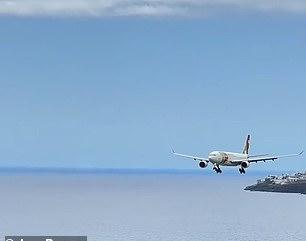 Пугающее видео: самолет сильно болтало в воздухе от ветра.