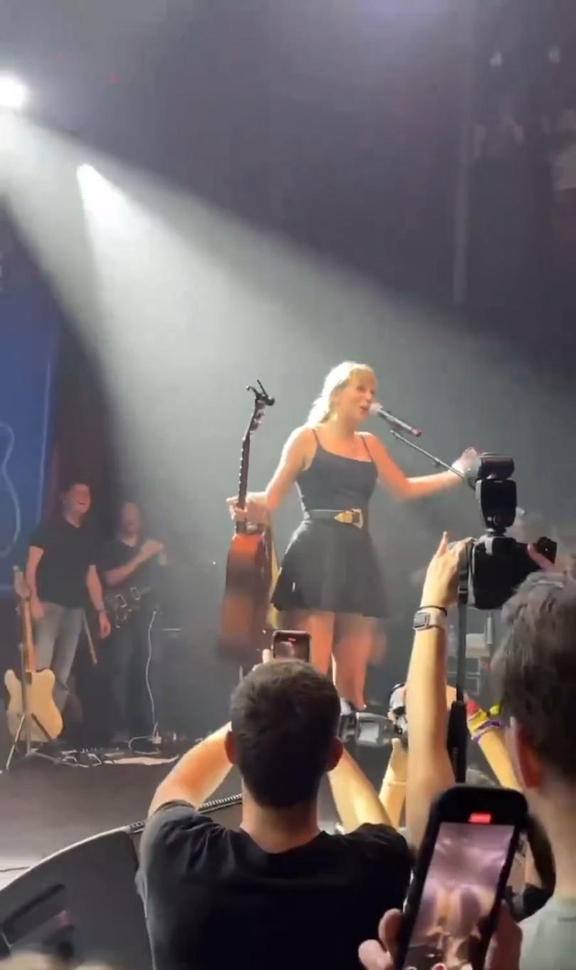Выступление Тейлор Свифт на концерте "Tight Ends and Friends" в Brooklyn Bowl (Нэшвилл, Теннесси).
