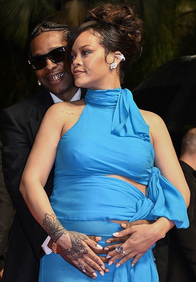 Рианна объявила о третьем ребенке от A$AP, продемонстрировав свой животик на Met Gala в мае.