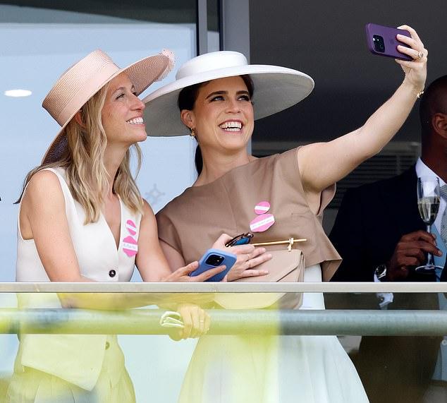 На прошлой неделе на Royal Ascot Принцесса Евгения сияла, сделав селфи с Мишей.