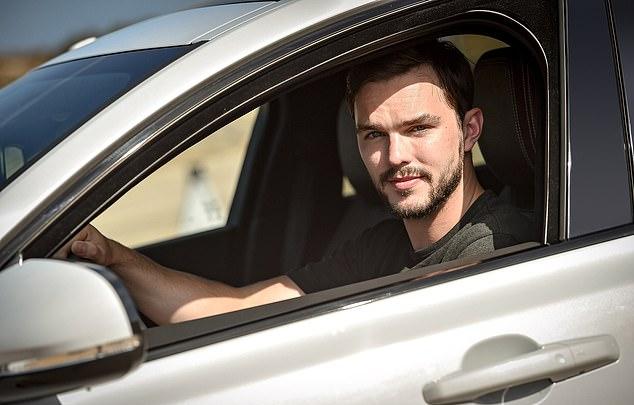 Николас Холт рассказал о своем ‘тревожно’ опасном хобби — гонках на Ferrari, и признался, что ему часто приходится успокаивать кинопродюсеров