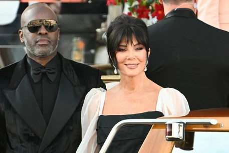 Мама-менеджер спешит на помощь: Крис Дженнер добилась приглашения на свадьбу Безоса для своих дочерей