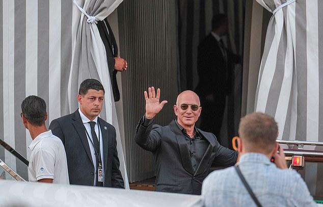 61-летний миллиардер Безос (£177 млрд) оккупировал итальянский город для свадьбы, стоившей до £40 млн.
