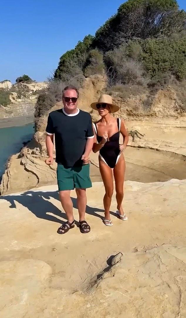 Разбавив работу отдыхом, дуэт снял липсинк на хит Together из мюзикла Gypsy. Аманда эффектна в черно-белом купальнике.