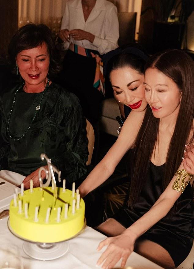 Модельер выложила в Instagram фото своего ужина в парижском Le Relais Plaza, блистая там в черном мини.