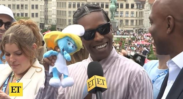 Оказавшись припертым, A$AP (Рэким Мейерс) показал плюшевую Смурфетту, переключая внимание: "Вот тут, понимаешь? Вот тут."