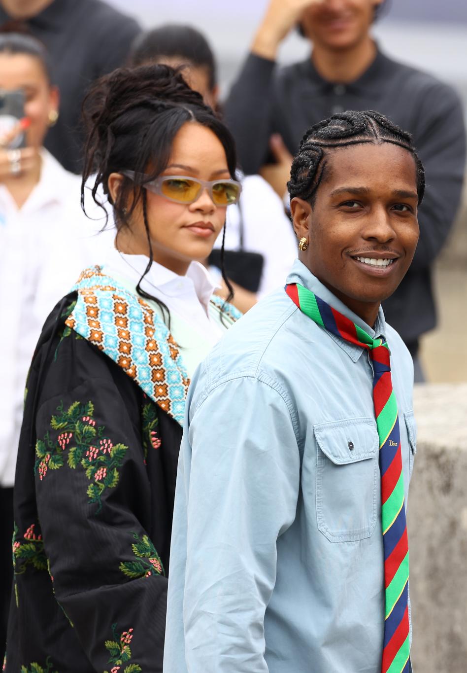 Стильные Рианна и A$AP Роки вместе на Неделе моды в Париже, июнь 2025.
