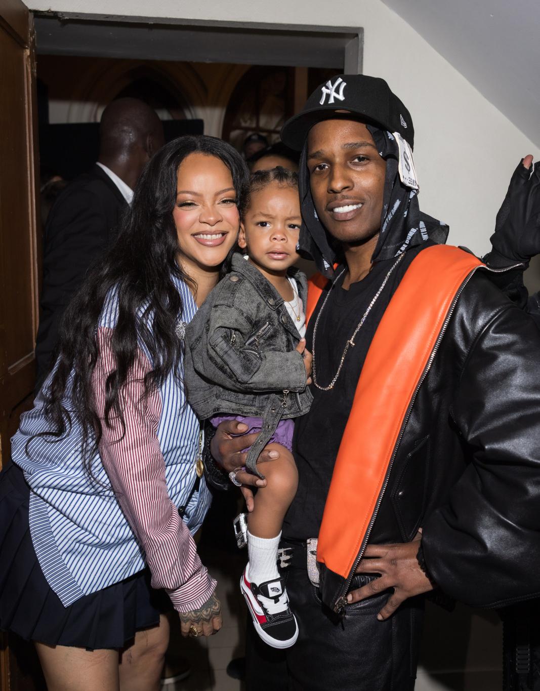Rihanna и A$AP Rocky с сыном на Неделе моды в Париже в июне 2025 года.
