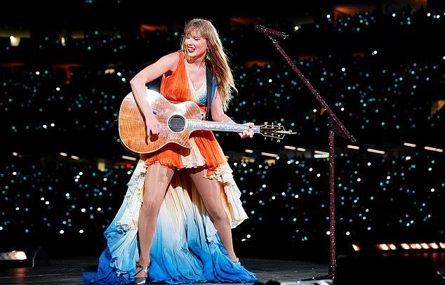 Swifties обменивались браслетами на ее концертах, сделав это заветной традицией. На фото 25 октября 2024 г.