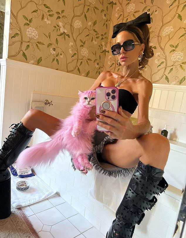 51-летняя британская актриса выложила во вторник в Instagram серию фото из поездки со своими котом и собакой.