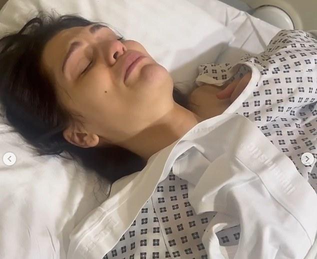 Певица прооперирована 12 дней назад из-за рака груди, но сообщила, что он, к сожалению, еще не ушел полностью.
