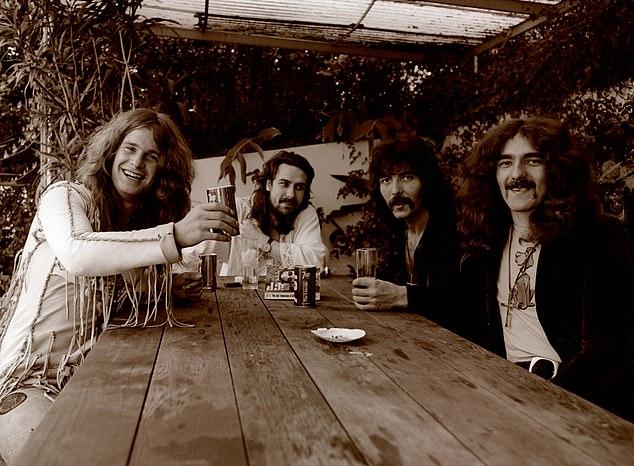 Оззи Осборн, 76 лет, воссоединится с Black Sabbath на концерте Back To The Beginning на стадионе Вилла Парк в Бирмингеме 5 июля.