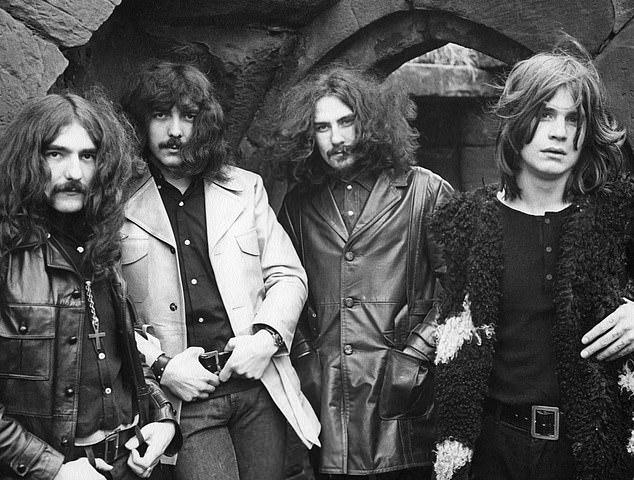 Оззи, выросший в Астоне, и Black Sabbath (экс-Earth) дали свой первый концерт в бирмингемском пабе The Crown в 1968 году.