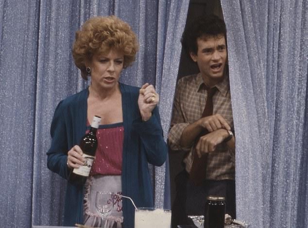 Тейлор играла в ситкоме Bosom Buddies в начале 80-х с Хэнксом и Сколари. На фото с Хэнксом (1981).