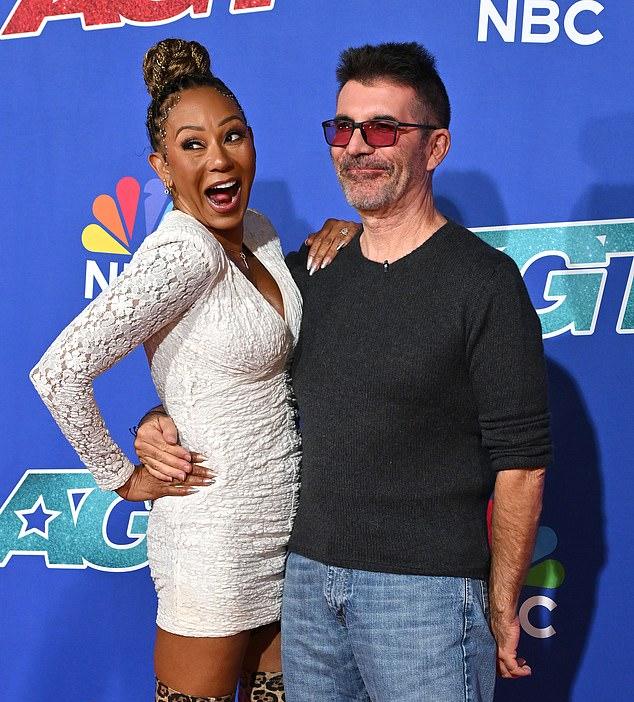 Коуэлл и Мел, давние друзья и судьи X Factor/AGT. Он не пришел, хотя подтвердил участие.